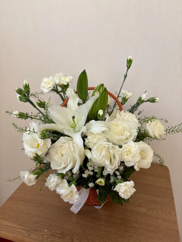 ตะกร้าดอกลิลลี่สด All white