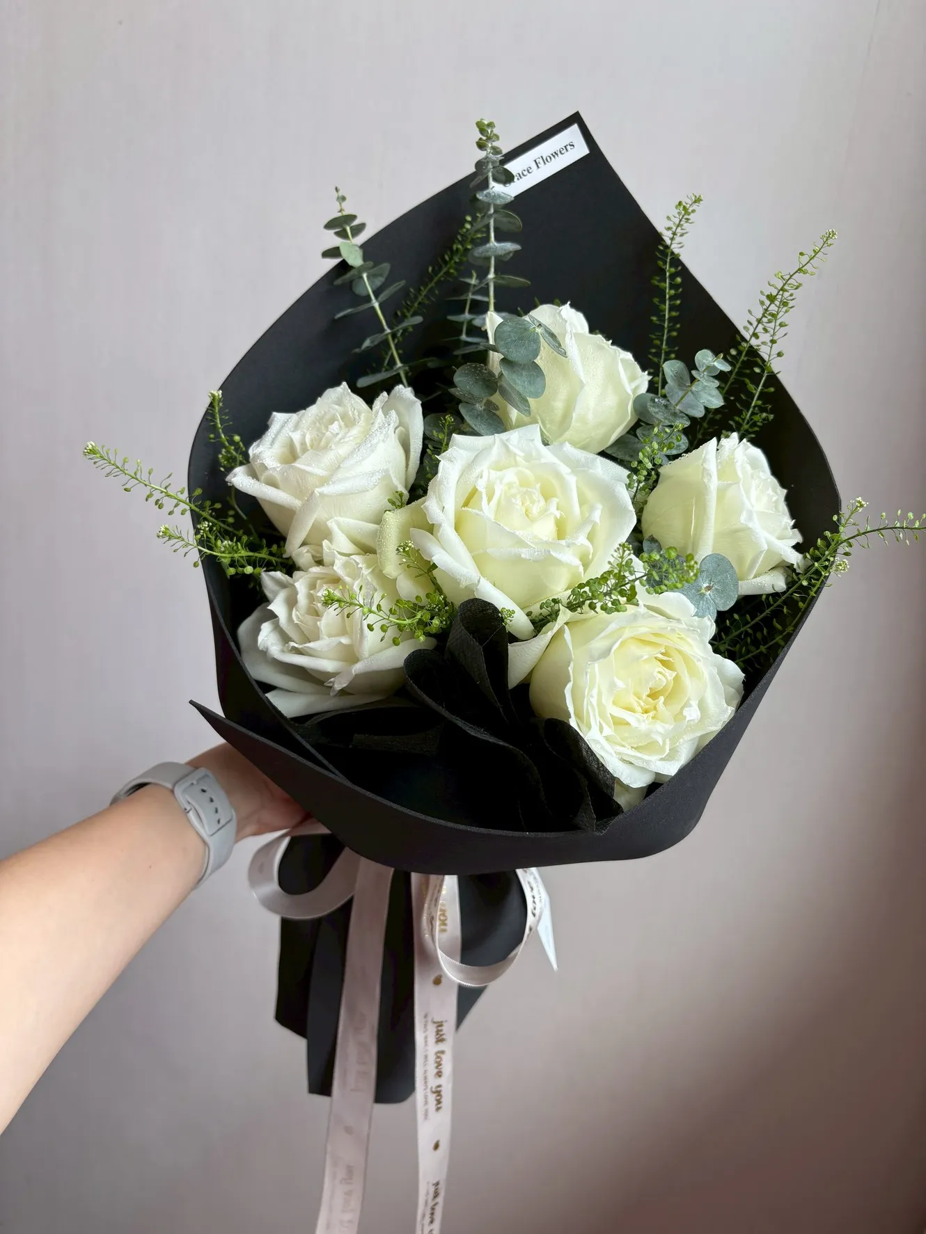 ช่อดอกกุหลาบขาว Black Beauty