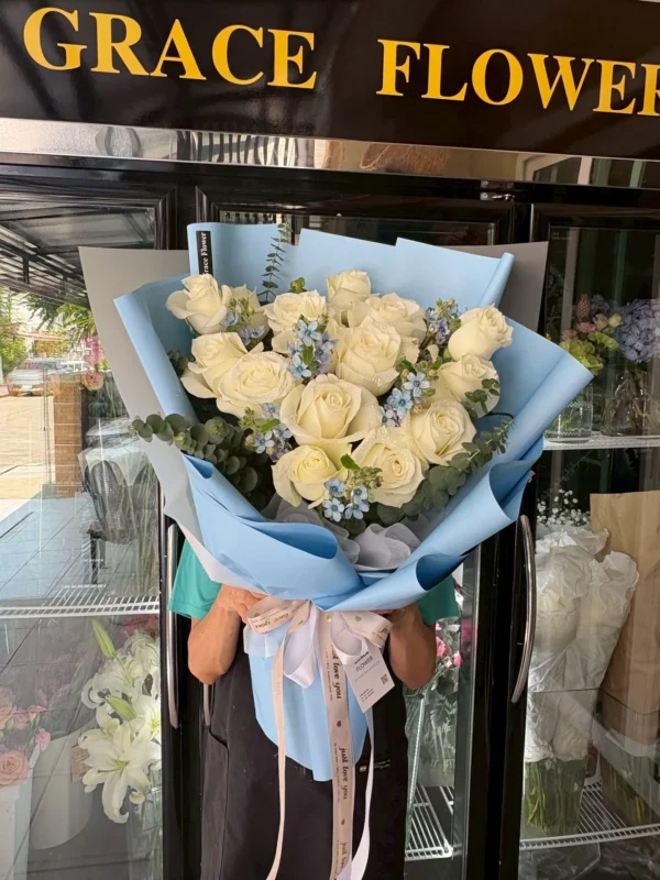 ช่อดอกกุหลาบขาว Blue Aura Rose
