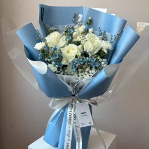 ช่อดอกกุหลาบขาว Blue & Bloom - Image 2