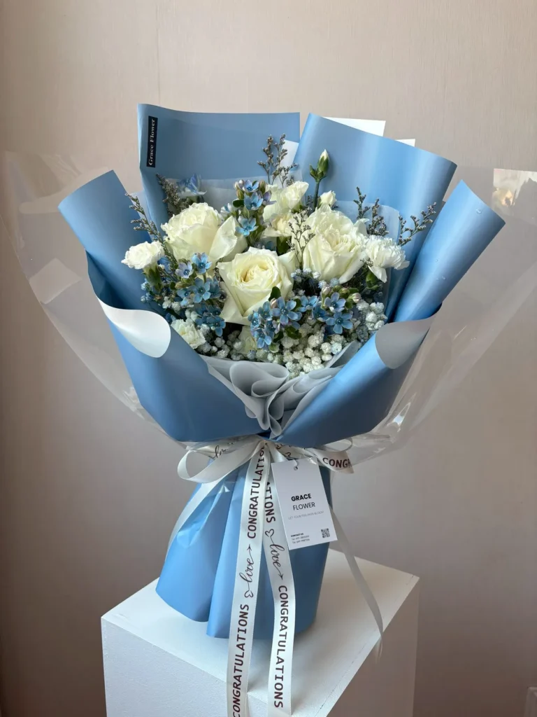ช่อดอกกุหลาบขาว Blue & Bloom