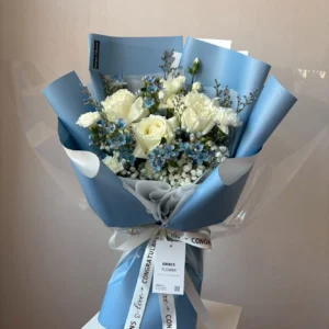 ช่อดอกกุหลาบขาว Blue & Bloom - Image 1