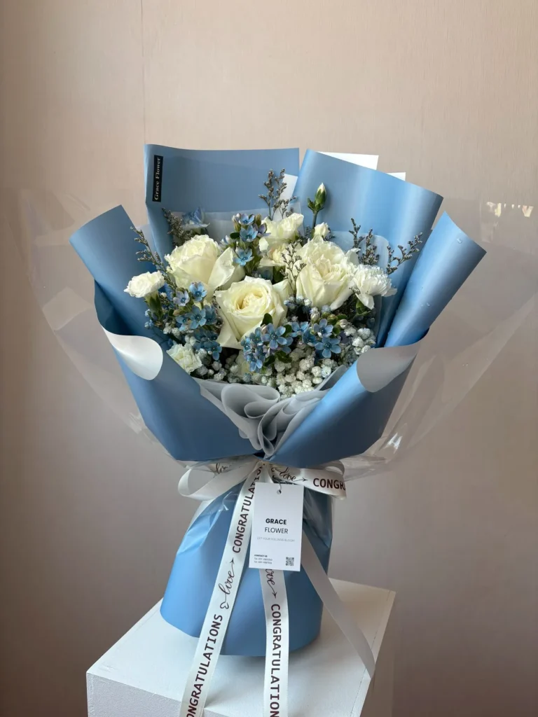 ช่อดอกกุหลาบขาว Blue & Bloom