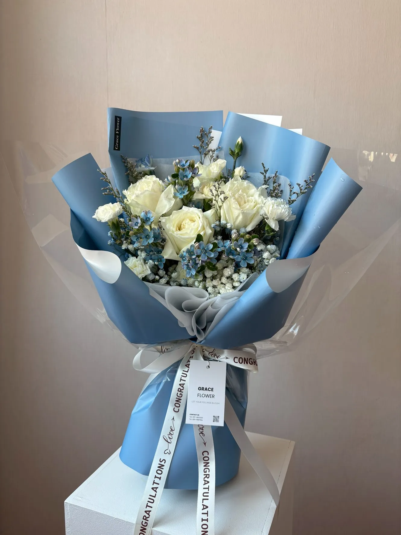 ช่อดอกกุหลาบขาว Blue & Bloom