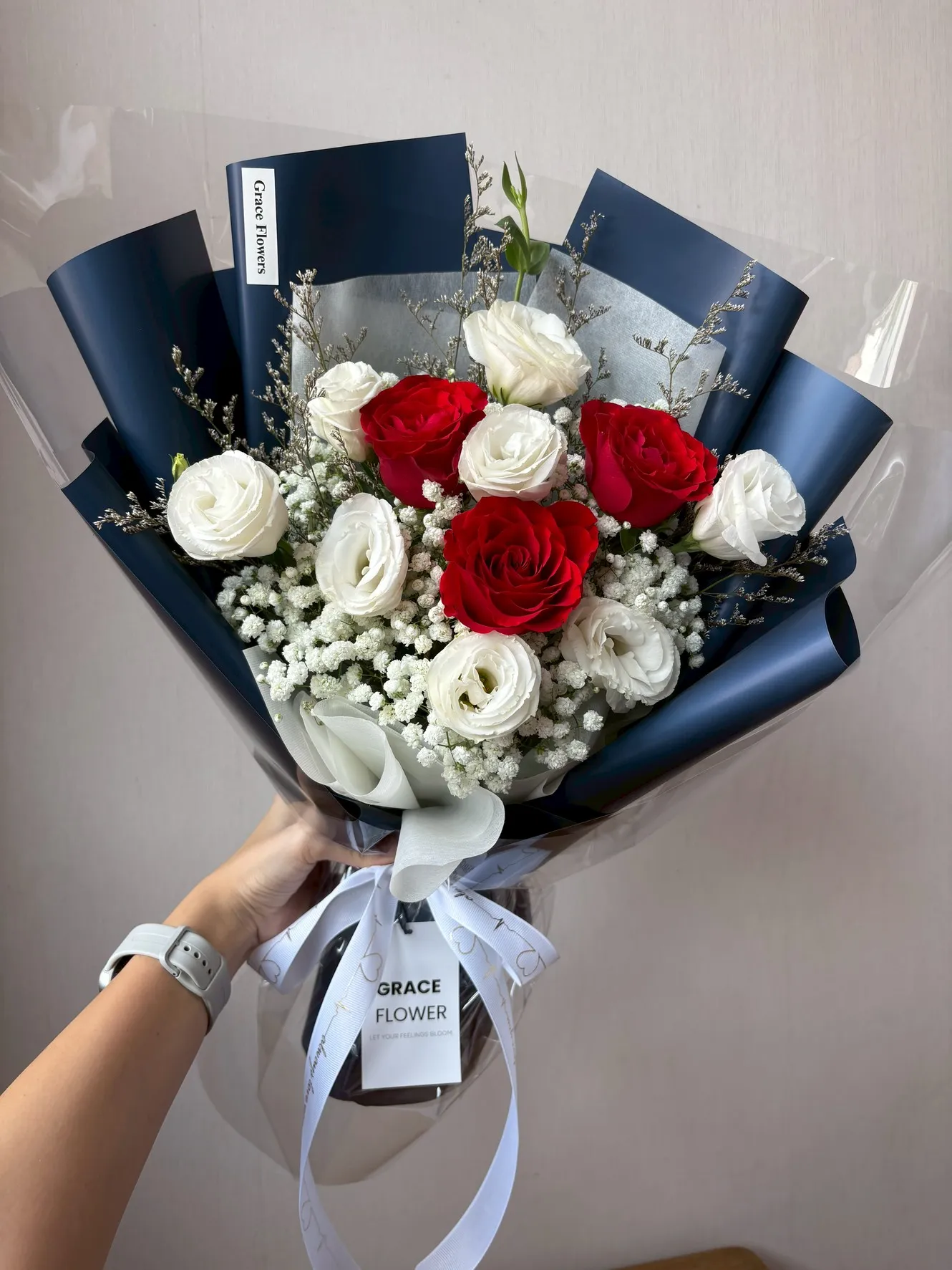 ช่อดอกกุหลาบแดง Crimson Bloom of Embrace