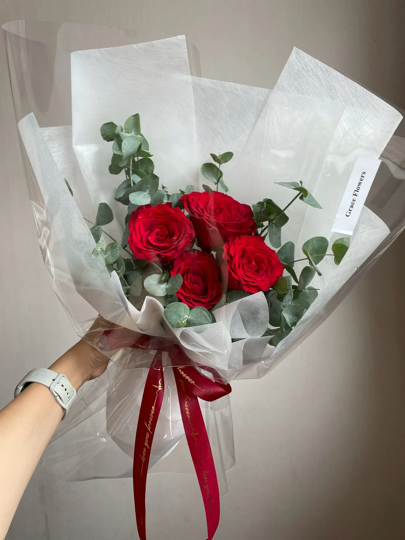 ช่อดอกกุหลาบแดง Crimson Joyful Bloom