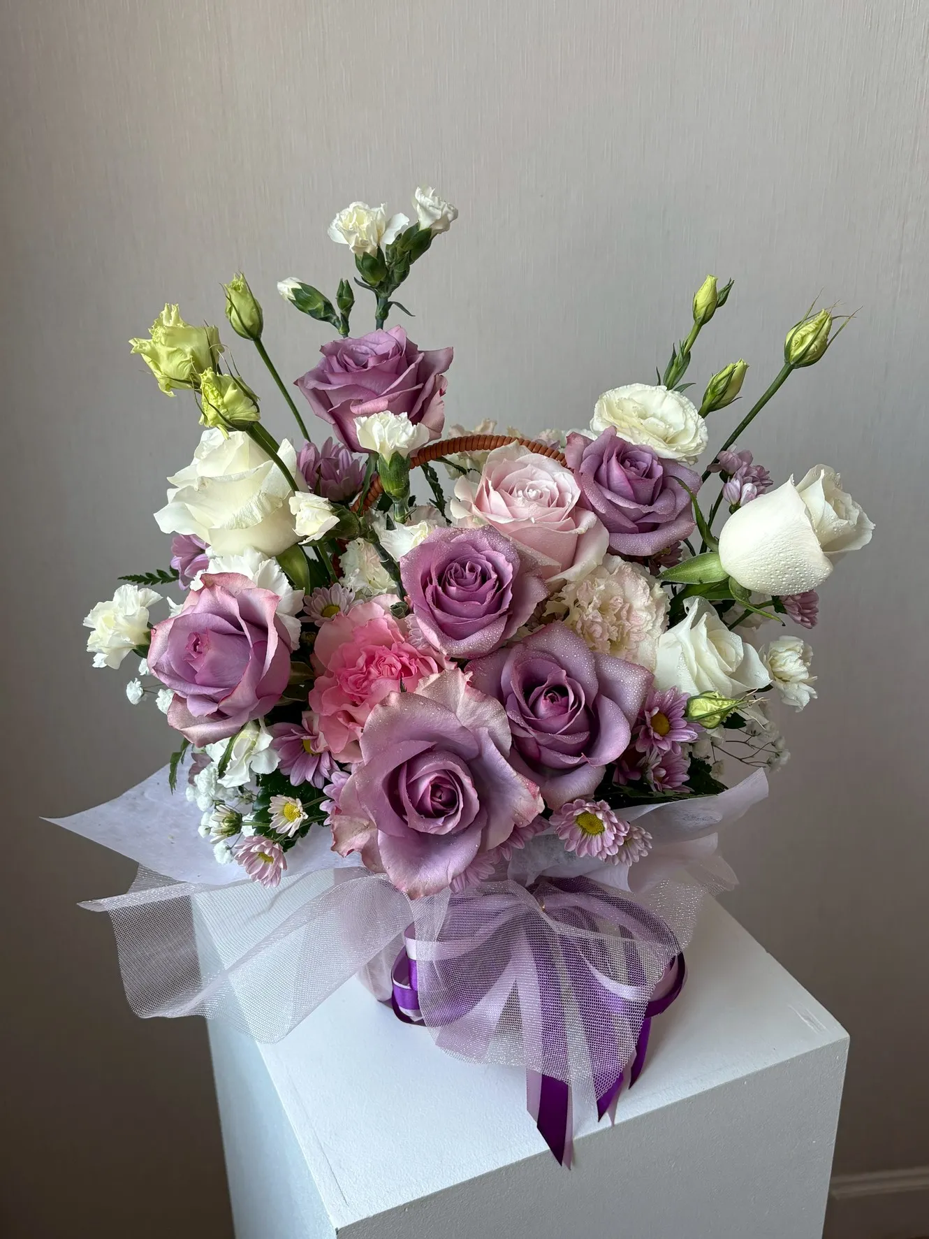 ตะกร้าดอกกุหลาบสีม่วง Iris rosie