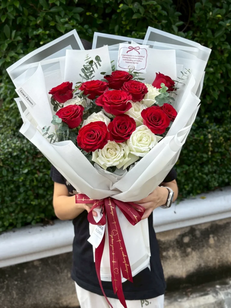 ช่อดอกกุหลาบแดง Scarlet Happy Bloom