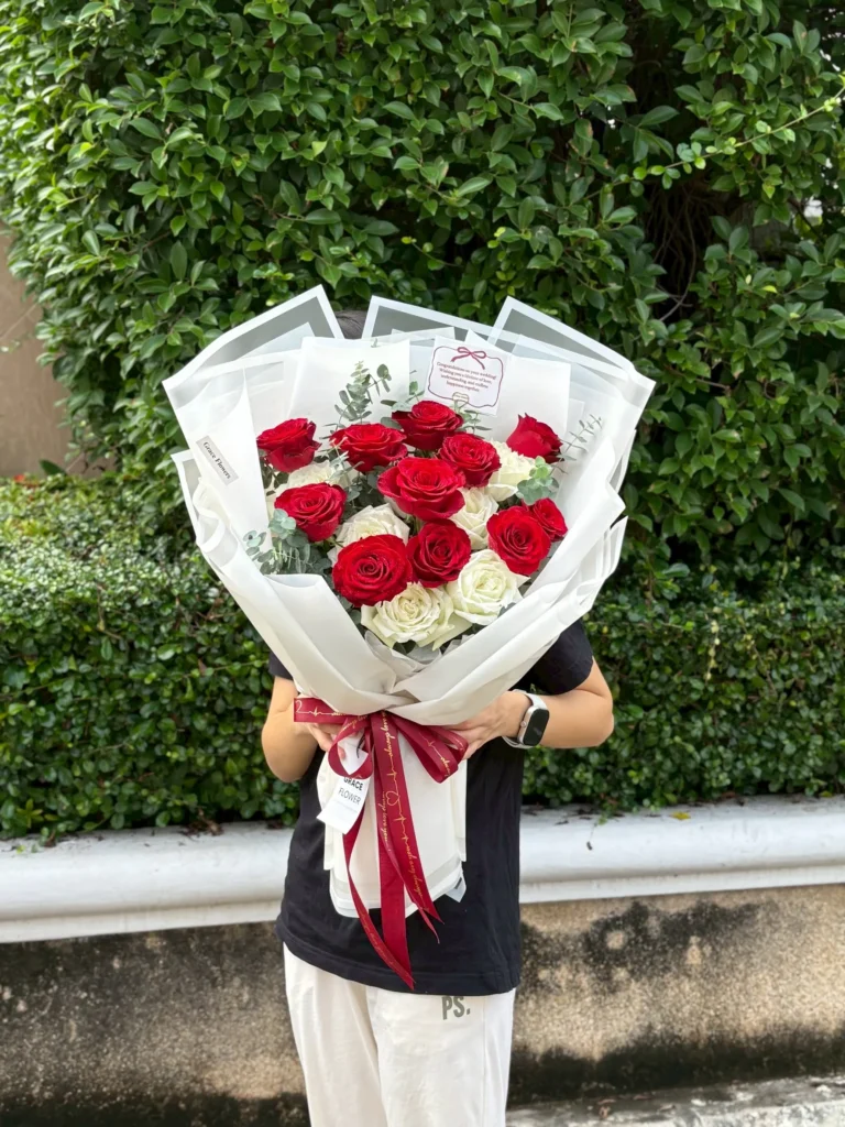 ช่อดอกกุหลาบแดง Scarlet Happy Bloom