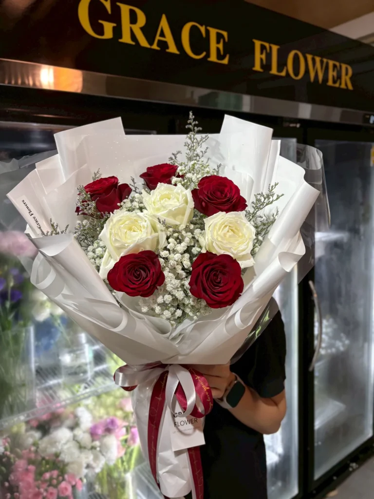 ช่อดอกกุหลาบแดง Scarlet Joyful Bloom