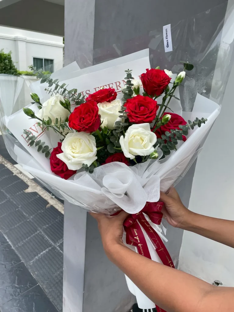 ช่อดอกกุหลาบแดง Scarlet Lovely Bloom
