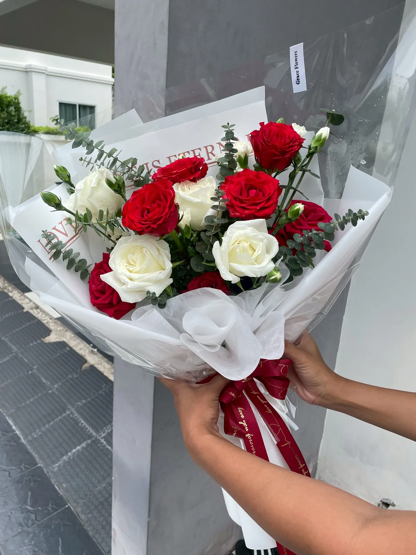 ช่อดอกกุหลาบแดง Scarlet Lovely Bloom
