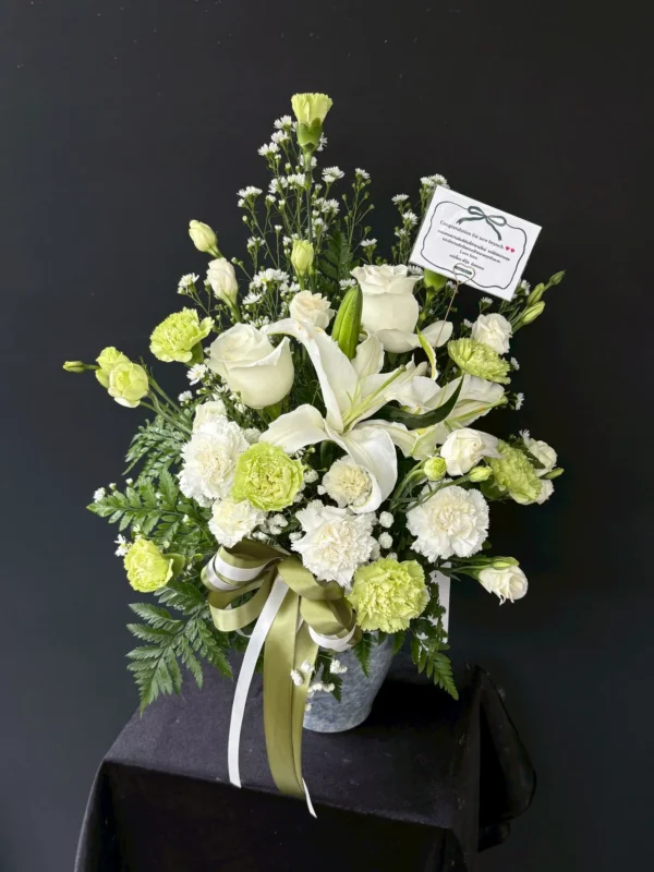 แจกันดอกลิลลี่สด Verdant Grace