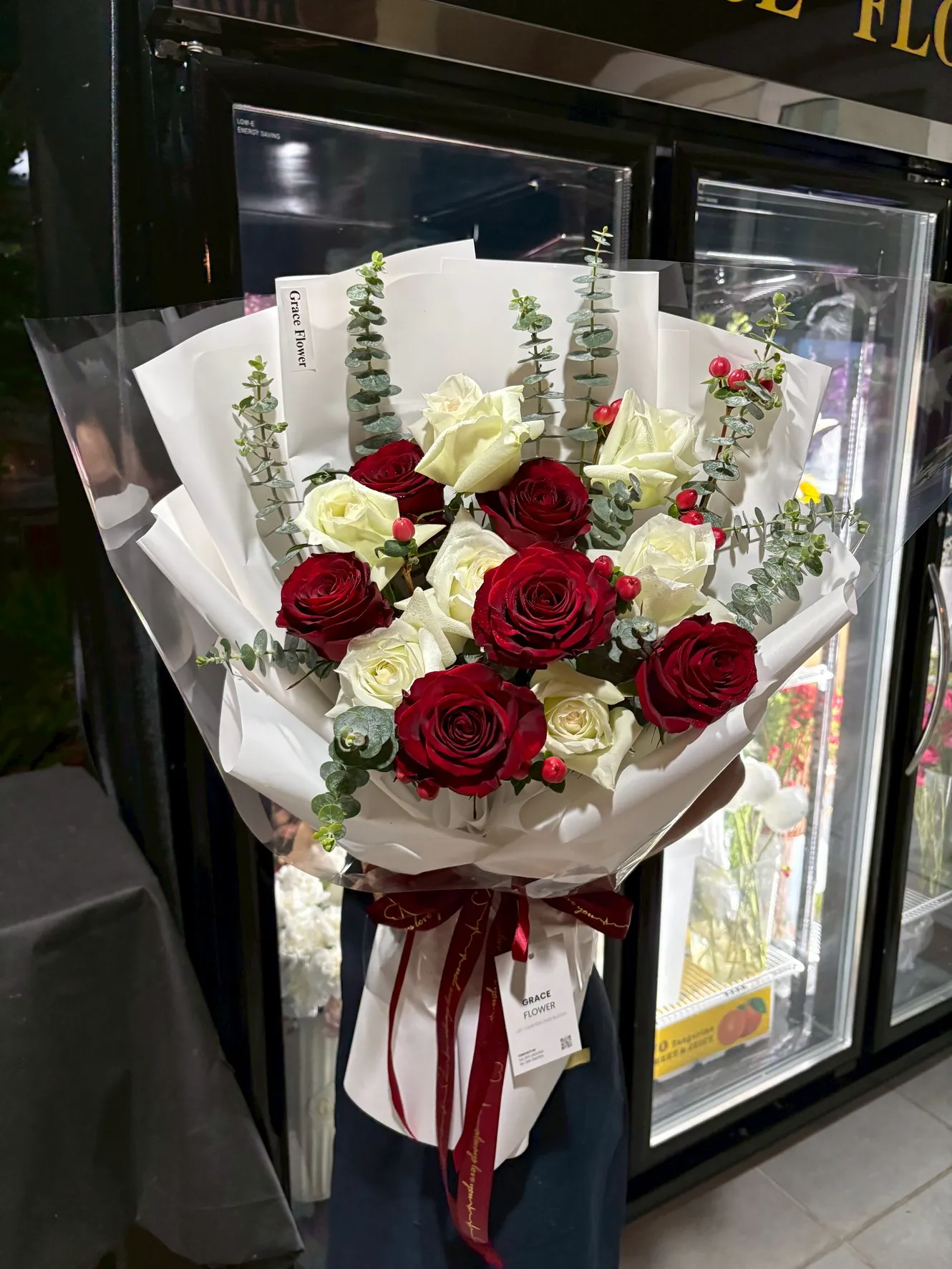 ช่อดอกกุหลาบแดง White Magic Red