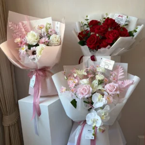 ช่อดอกไม้ประดิษฐ์ Blush Allure - Image 2