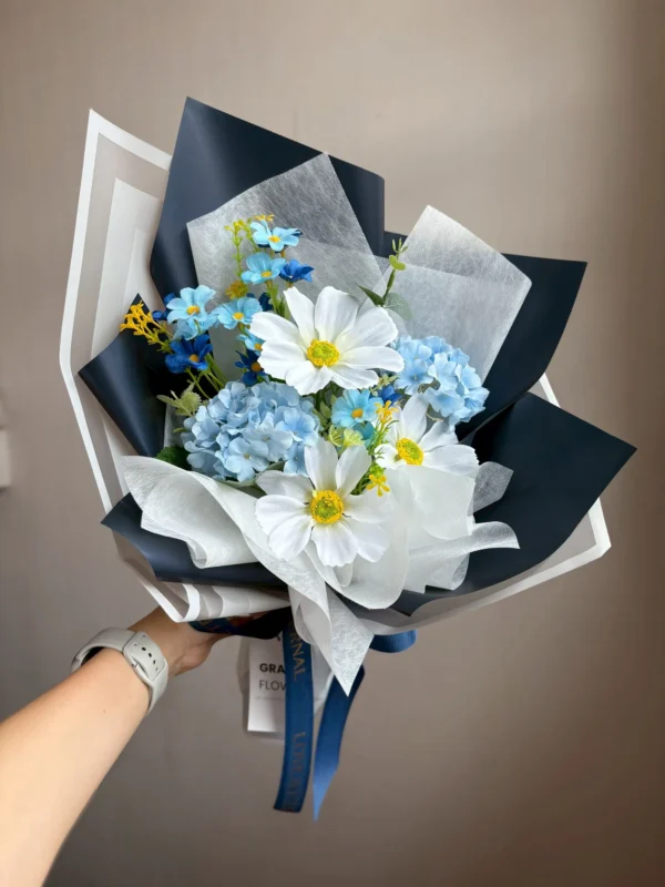 ช่อดอกไม้ประดิษฐ์ Midnight Bloom