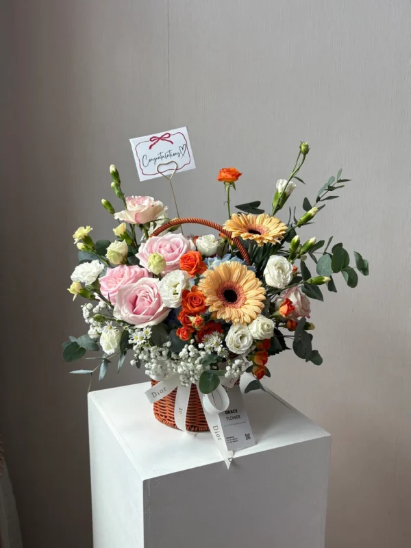 ตะกร้าดอกไม้สด Peach Sparkle Basket