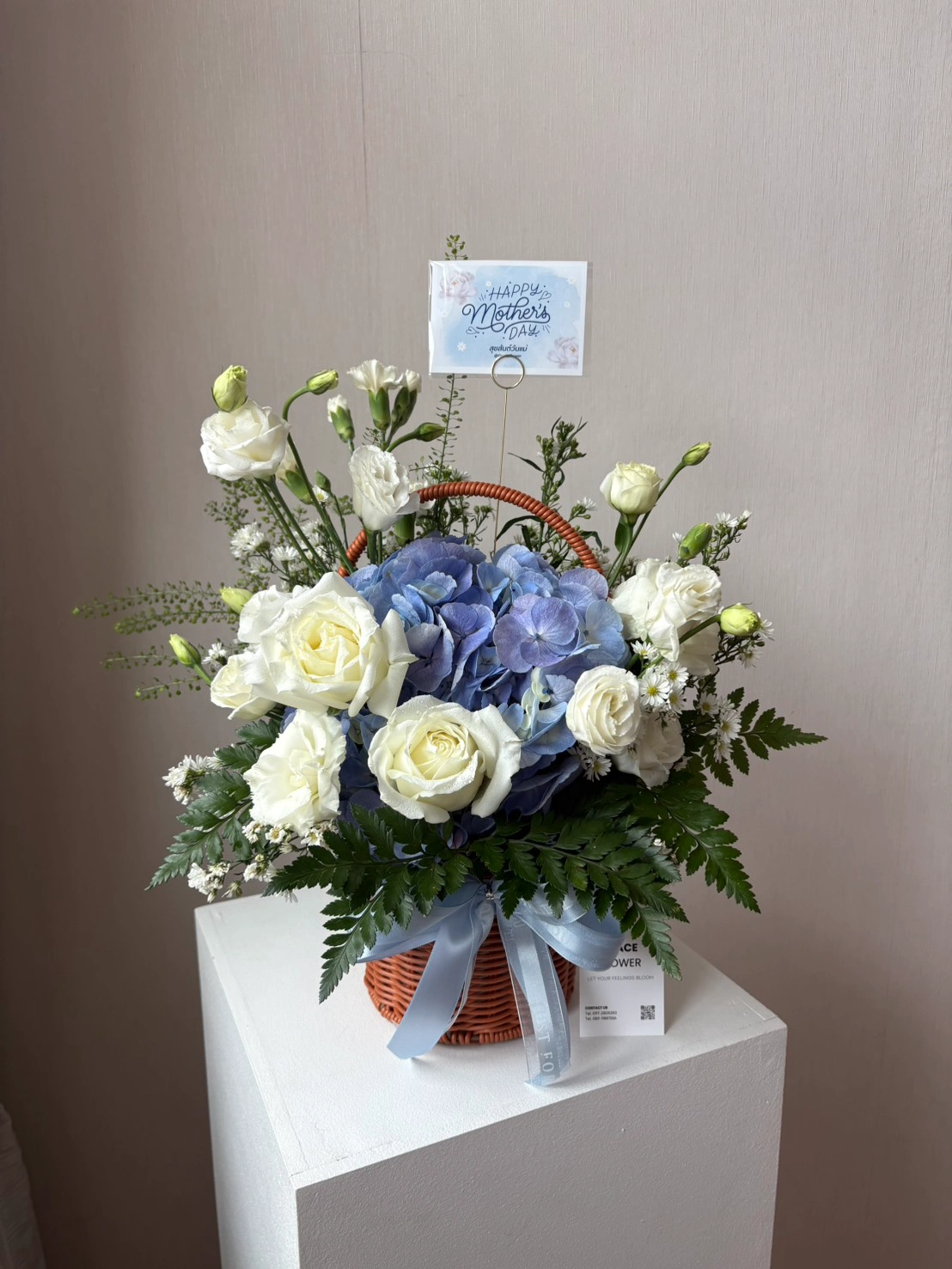 ตะกร้าดอกไม้ Blue Embrace