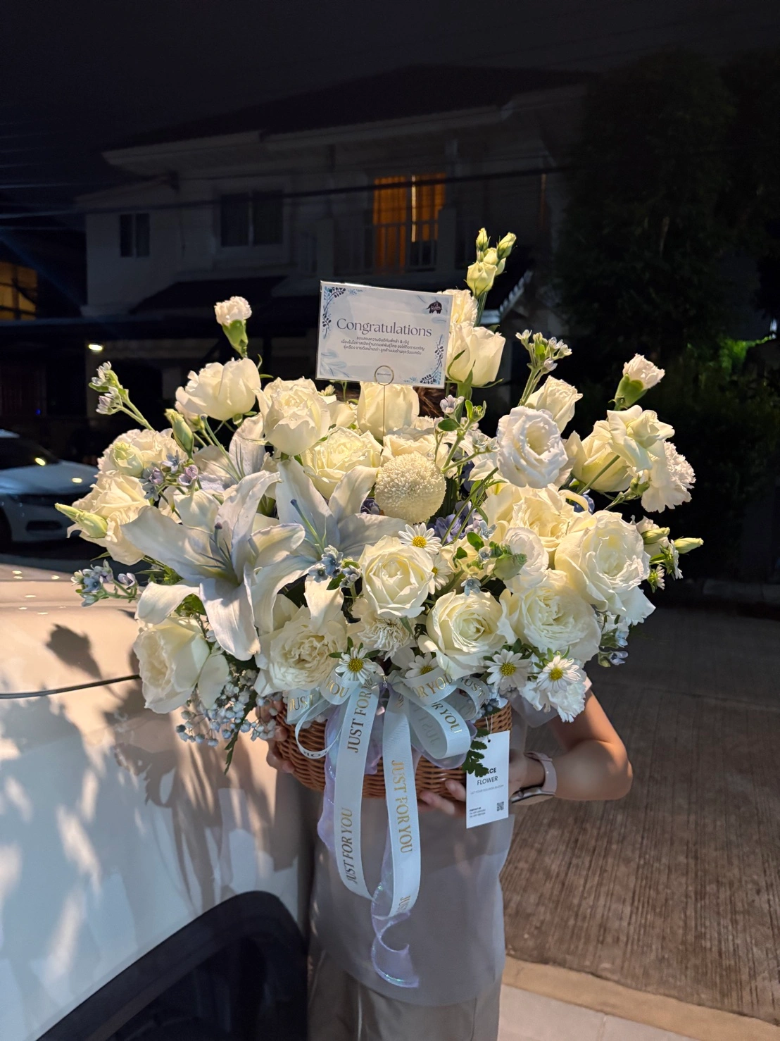 ตะกร้าดอกไม้สด Ivory Whisper - Image 3