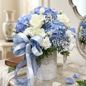 กล่องดอกไม้สด Blue Hydrangea & White Rose Classic - Image 1