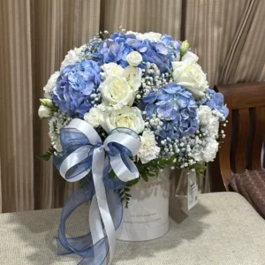 กล่องดอกไม้สด Blue Hydrangea & White Rose Classic - Image 2