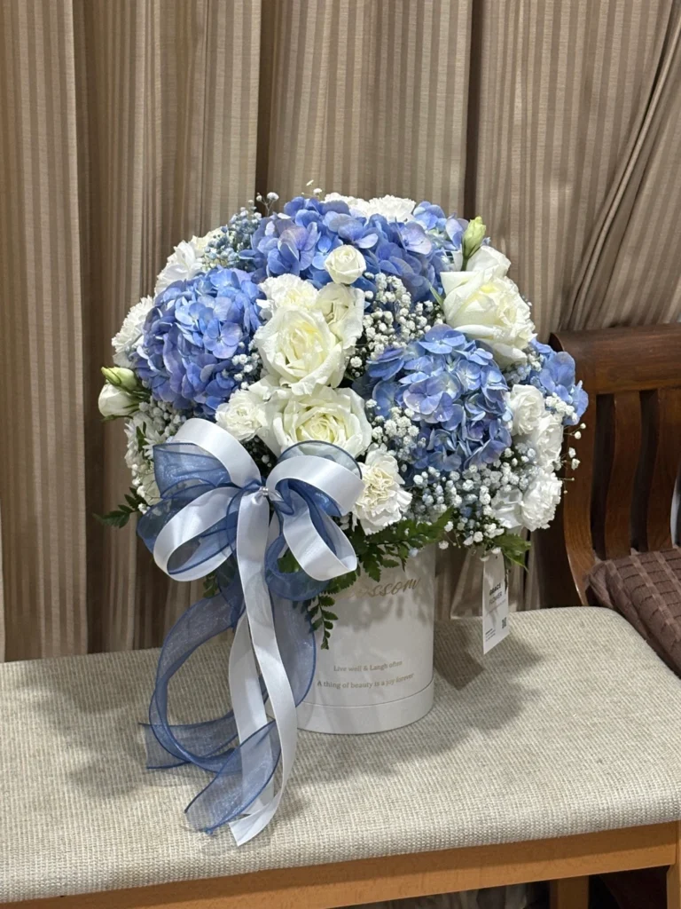 กล่องดอกไม้สด Blue Hydrangea & White Rose Classic