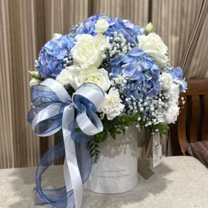 กล่องดอกไม้สด Blue Hydrangea & White Rose Classic - Image 3
