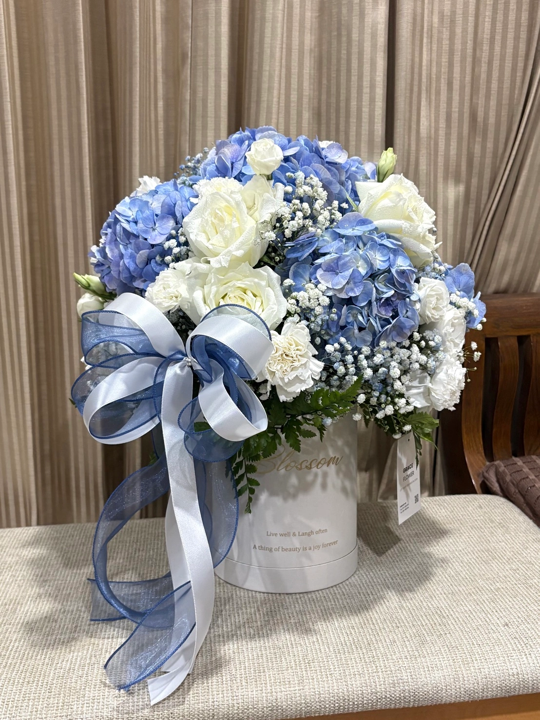 กล่องดอกไม้สด Blue Hydrangea & White Rose Classic - Image 3